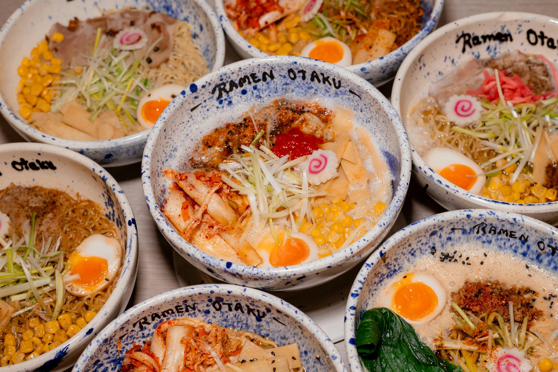 細麺と豚骨ラーメンが並ぶカウンター