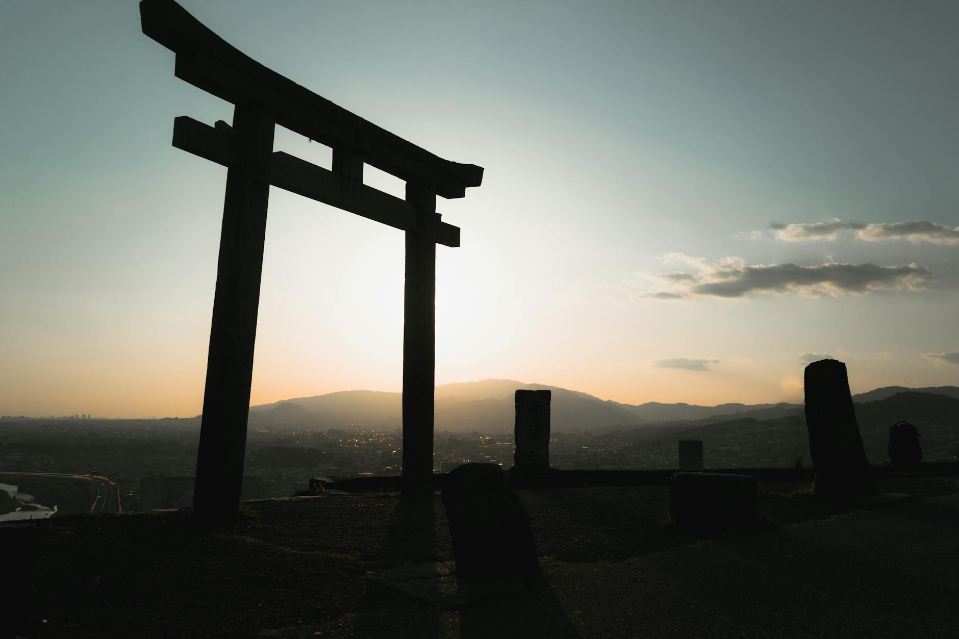 厳かな神社の境内