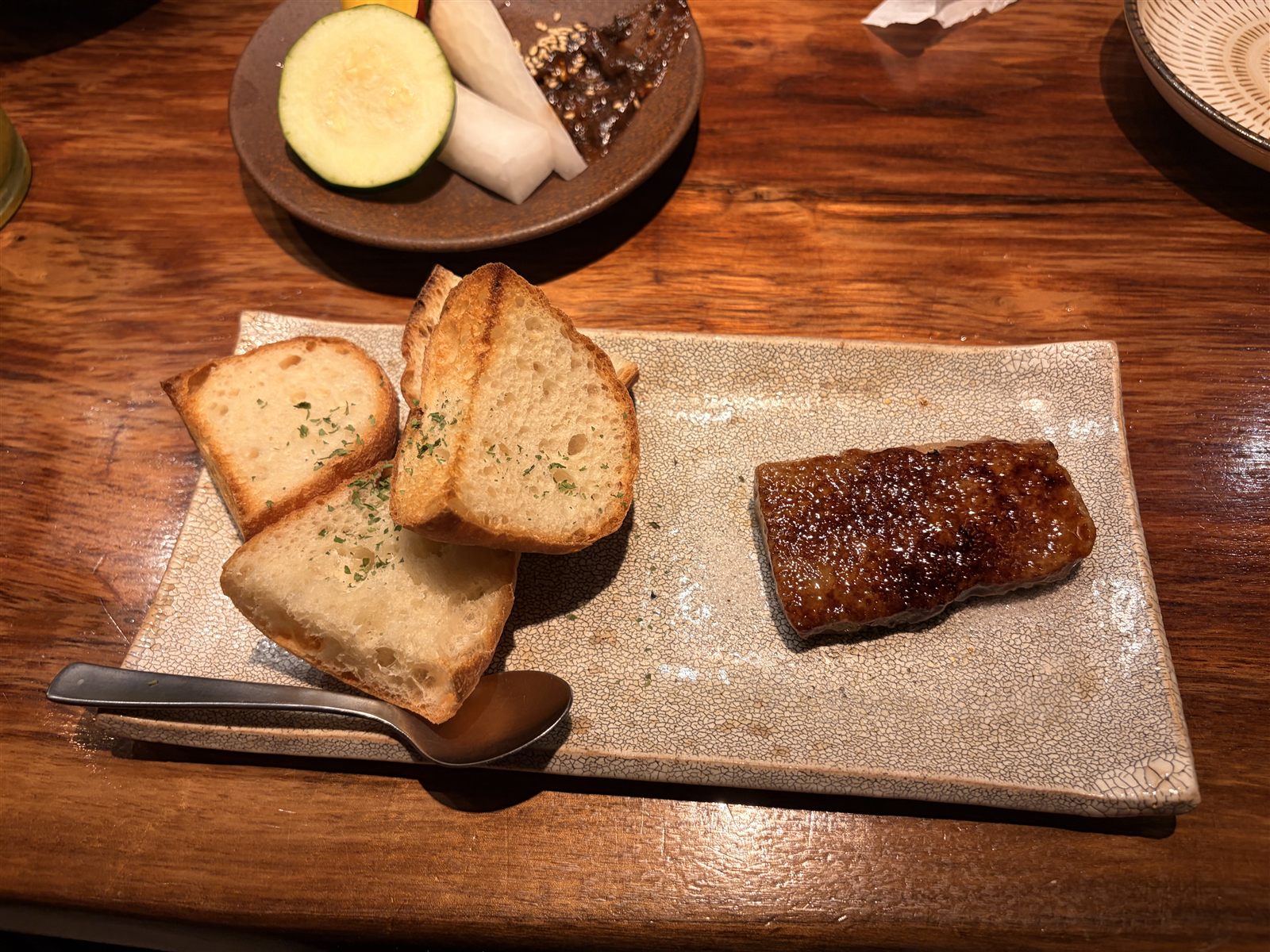 満月堂のレバーパテ。表面を焼き固めたパテと、焼いたバゲット3切れが同じ皿に盛られている