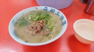 元祖長浜屋の長浜ラーメン。白濁したスープに極細麺とねぎ