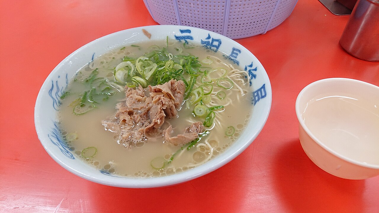 元祖長浜屋の長浜ラーメン。白濁したスープに極細麺とねぎ