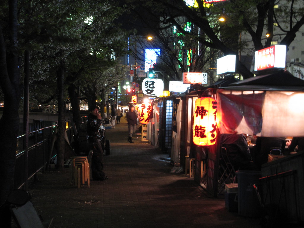 夜の中洲に並ぶ屋台と提灯