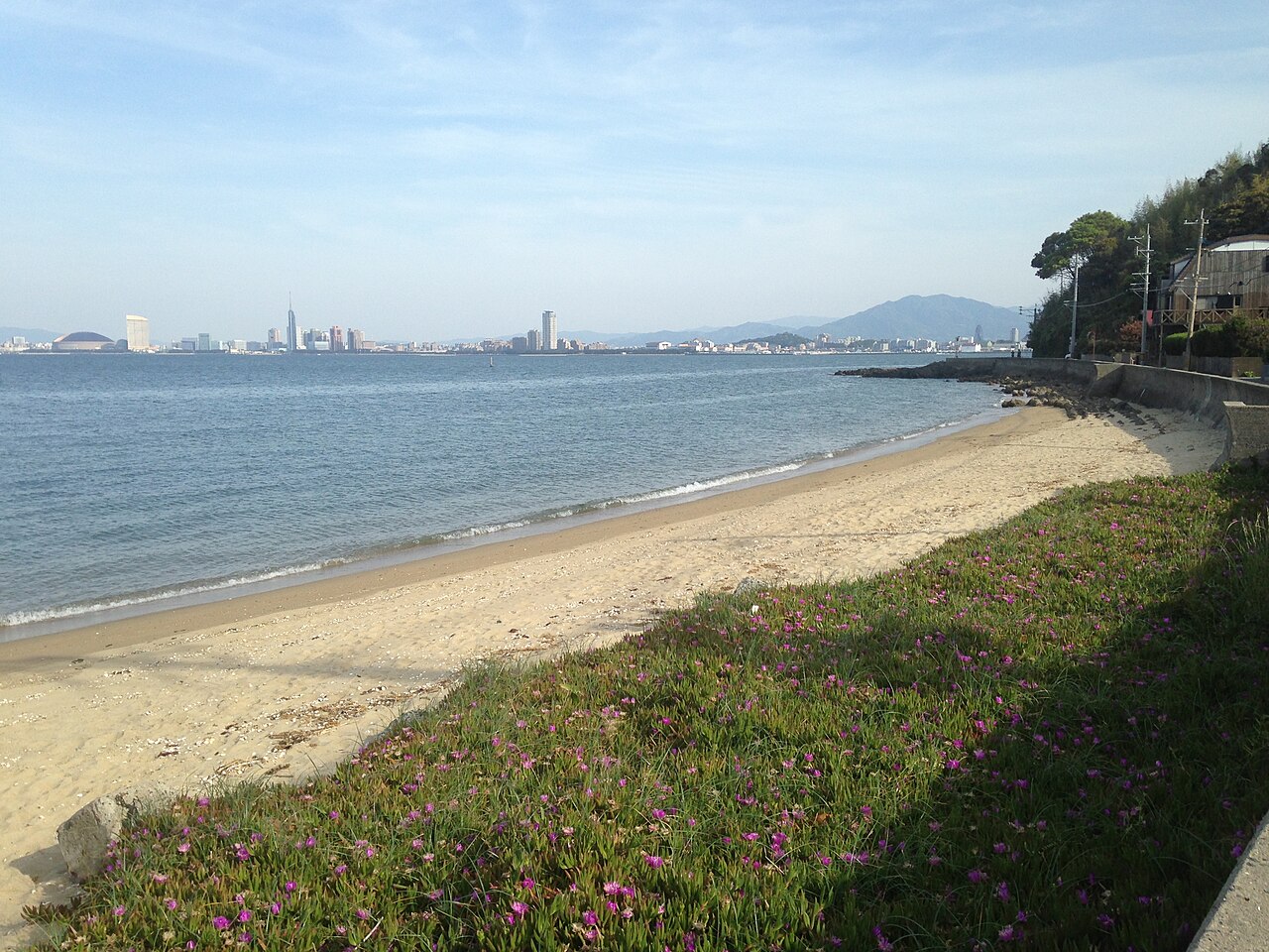 能古島の砂浜と対岸に見える福岡市街