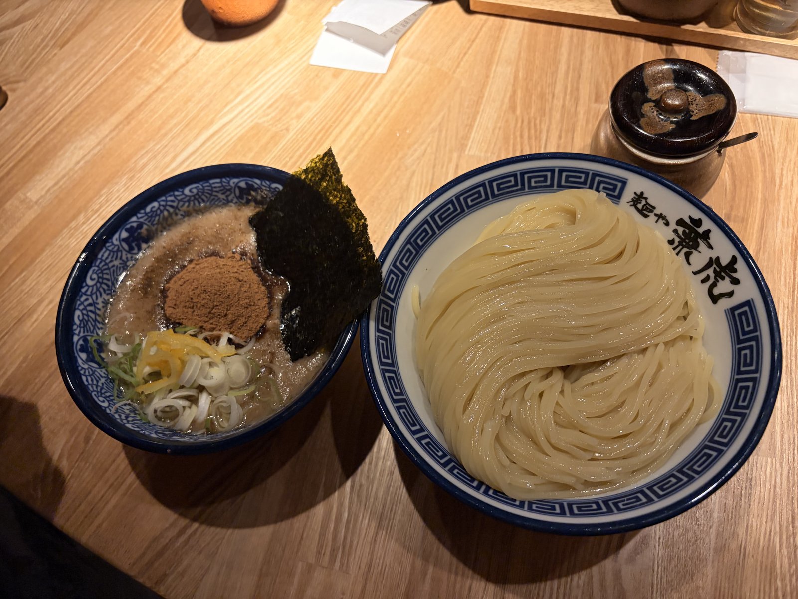 麺や兼虎の濃厚つけ麺(大盛り)。左につけ汁、右に丼いっぱいの麺