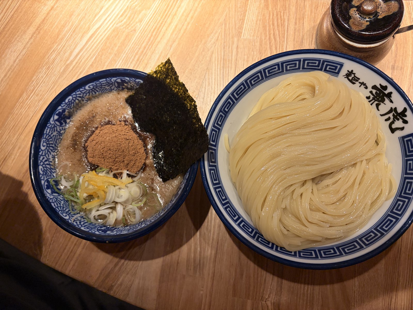 麺や兼虎の濃厚つけ汁。中央に魚粉の山、海苔、白ねぎ、柚子と思われる皮がのっている