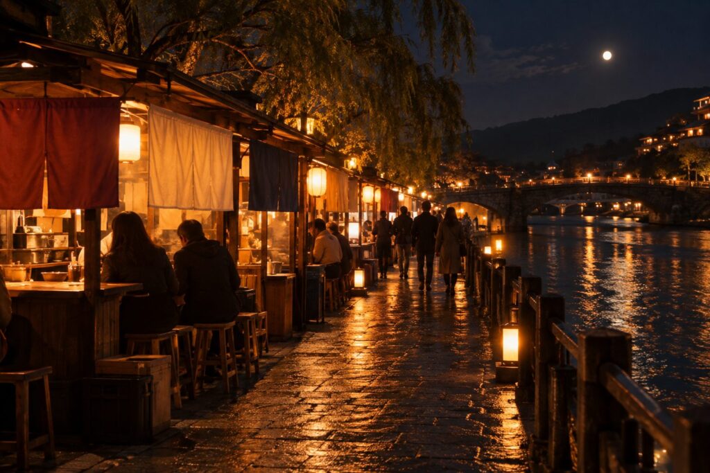 夜の川沿いに並ぶ屋台の灯り(イメージ)