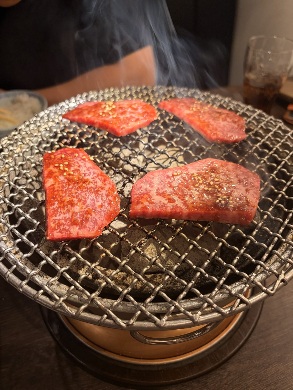 網の上で焼いているたれの肉