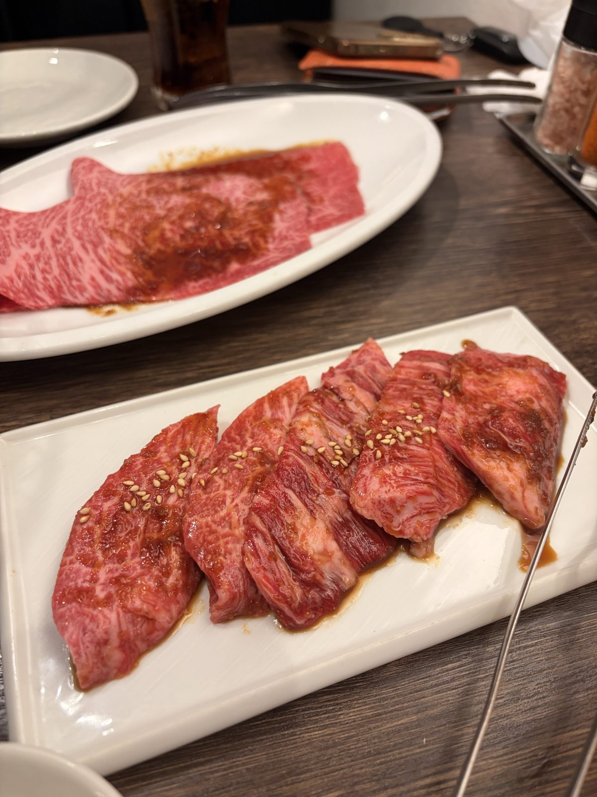 ヤキニク上のたれ漬けの肉