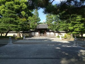 承天寺の中門と承天寺通りの石畳
