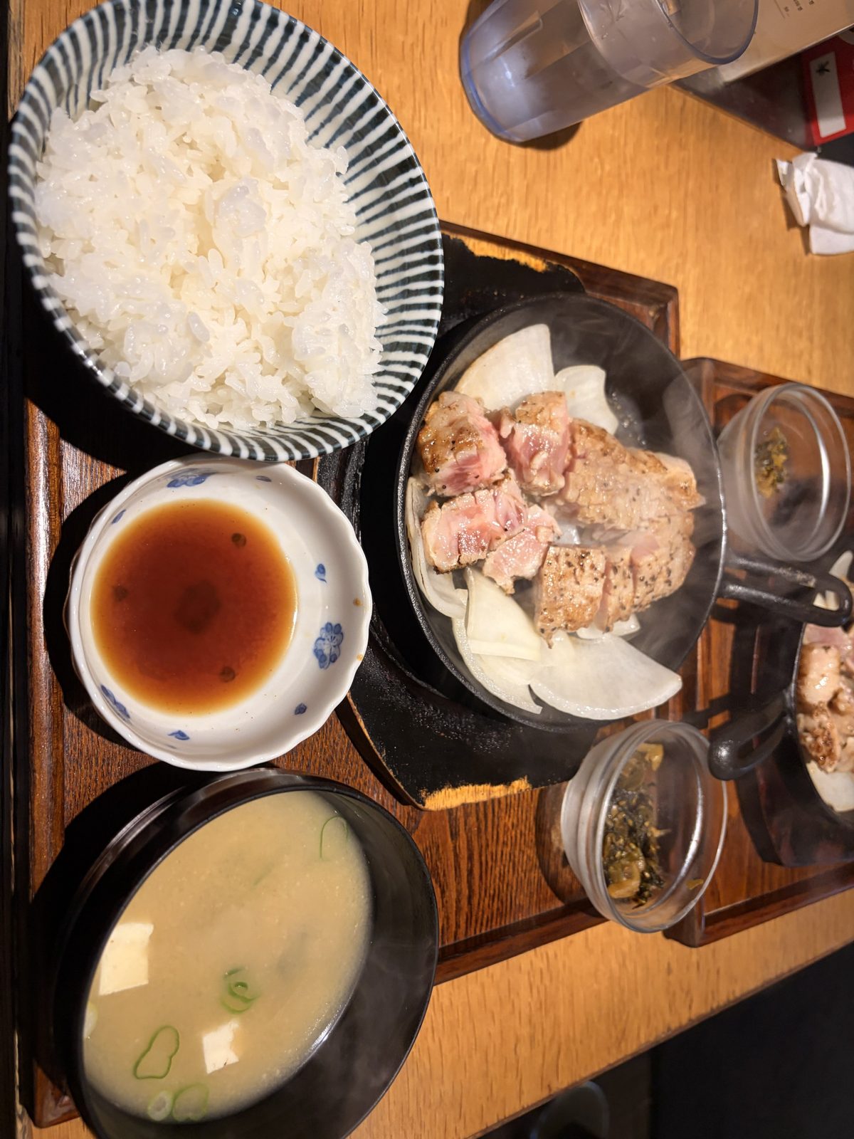 鉄板から湯気が上がっている豚ステーキ